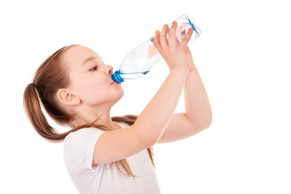 小孩喝水的量要到2000毫升吗教孩子观察两个身体讯号自发喝水