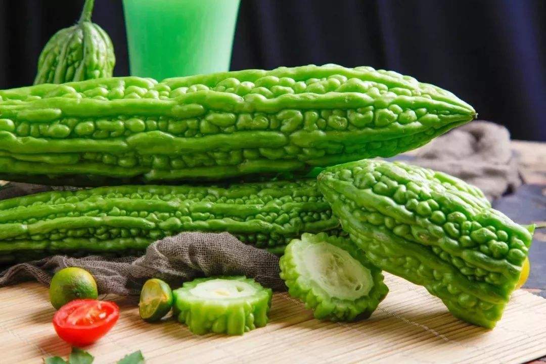 一换季就狂冒痘、嘴巴破洞!吃苦瓜摄取维生素C可解决
