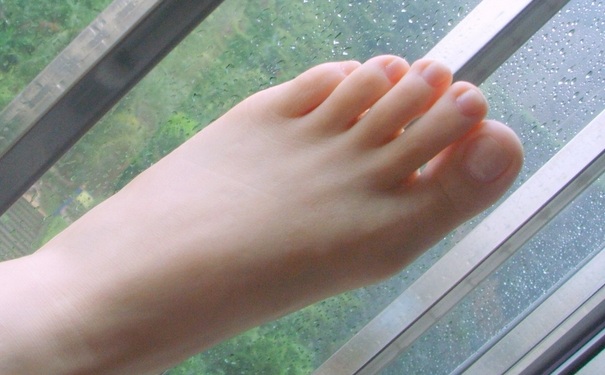 脚指甲不是灰色才有问题!脚趾甲颜色一秒看出肝肾、甲状腺生病的线索!