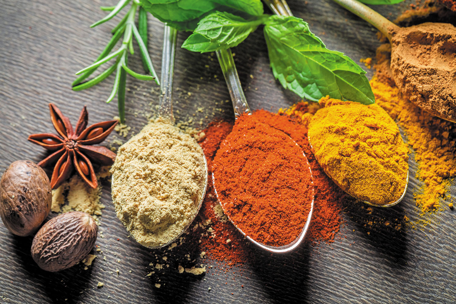 姜黄抗发炎、大蒜护心!4种香料提升抵抗力