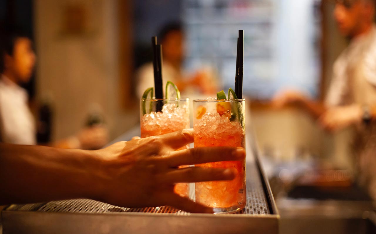 隔夜饮料能喝吗？用嘴喝过就会长细菌，就连白开水也是