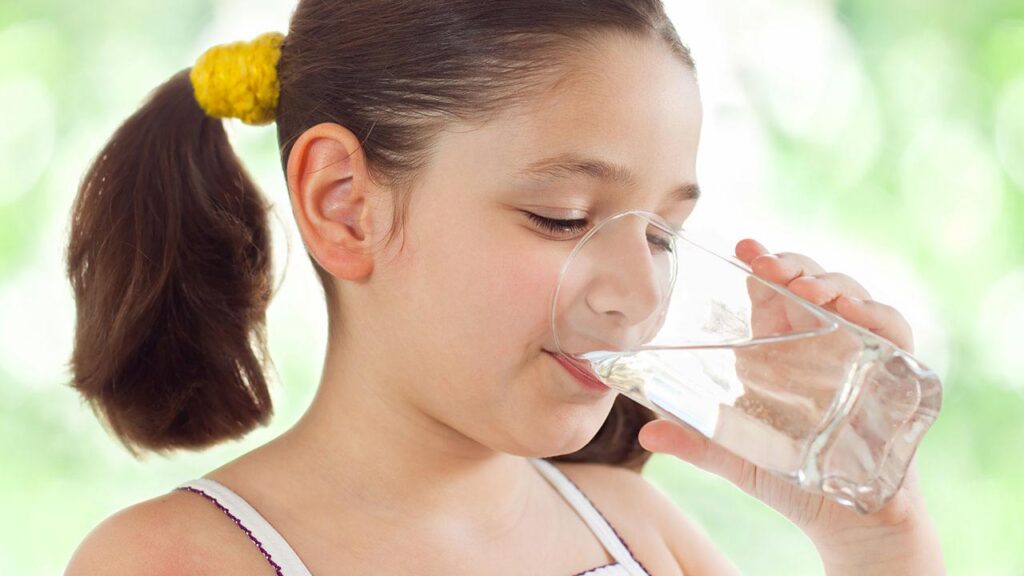 多喝水让儿童更聪明！研究：饮水提升「一心多用」的认知功能