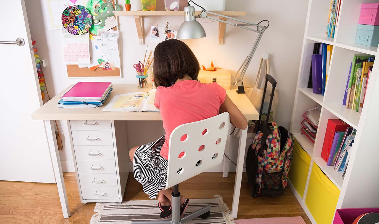 书桌椅挑选4 大招,让孩子不再弯腰驼背!