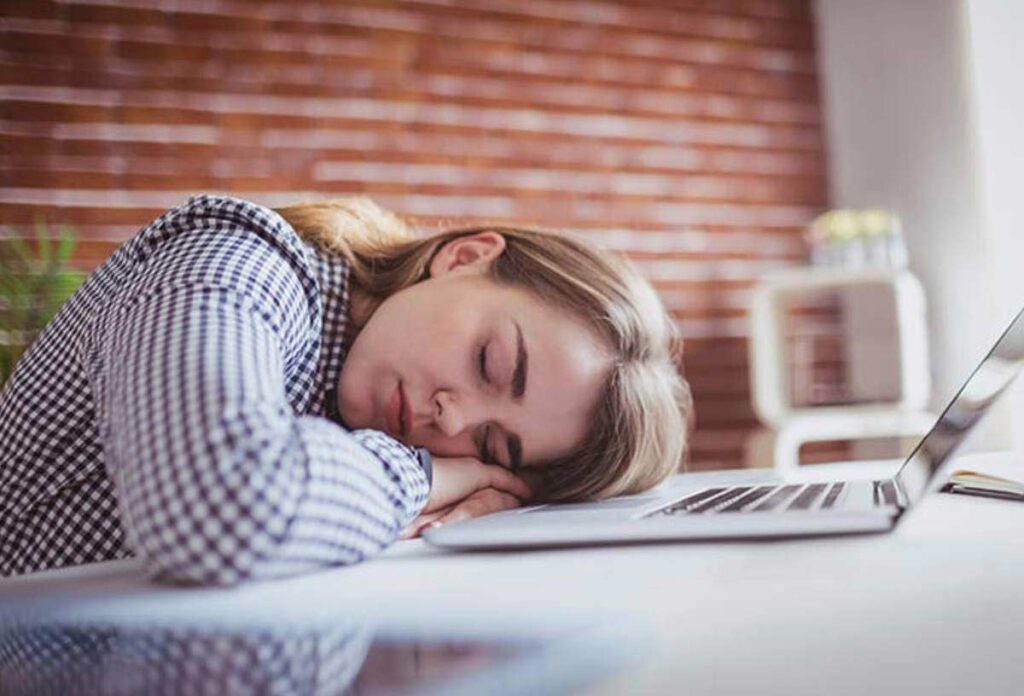 睡眠调整身体免疫反应！《BMJ》：每天5分钟午睡就能改善心智敏锐度