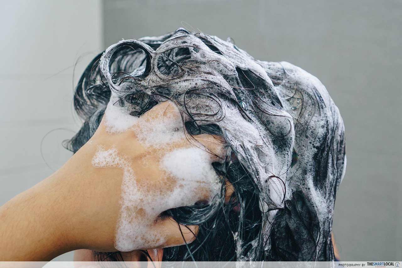 女人洗头和洗澡照片摄影图片_ID:417945452-Veer图库