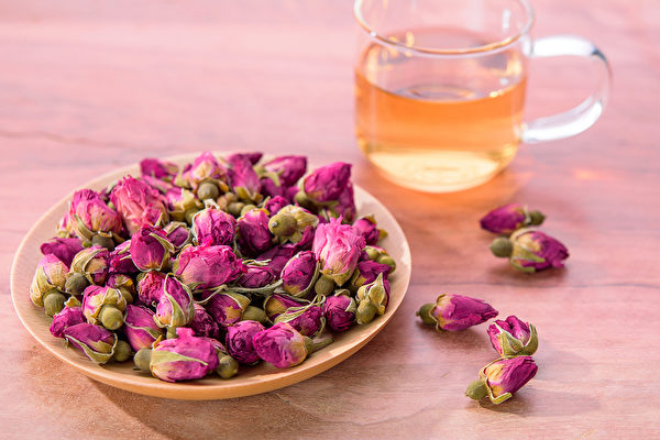 玫瑰花茶可以舒缓压力，还有养颜抗老、调经止痛等功效。