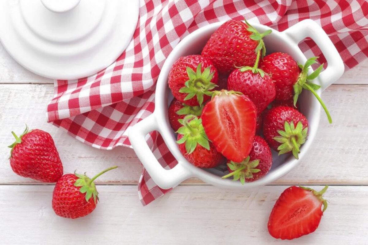 「果中之后」低卡低脂、富含维生素C！ 3步骤洗草莓不怕吃进农药
