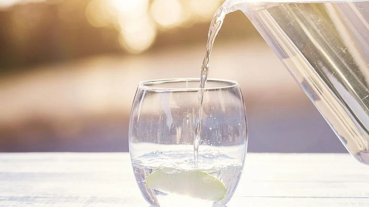 白开水是最好的饮品!排毒消疲劳 3个时间要喝